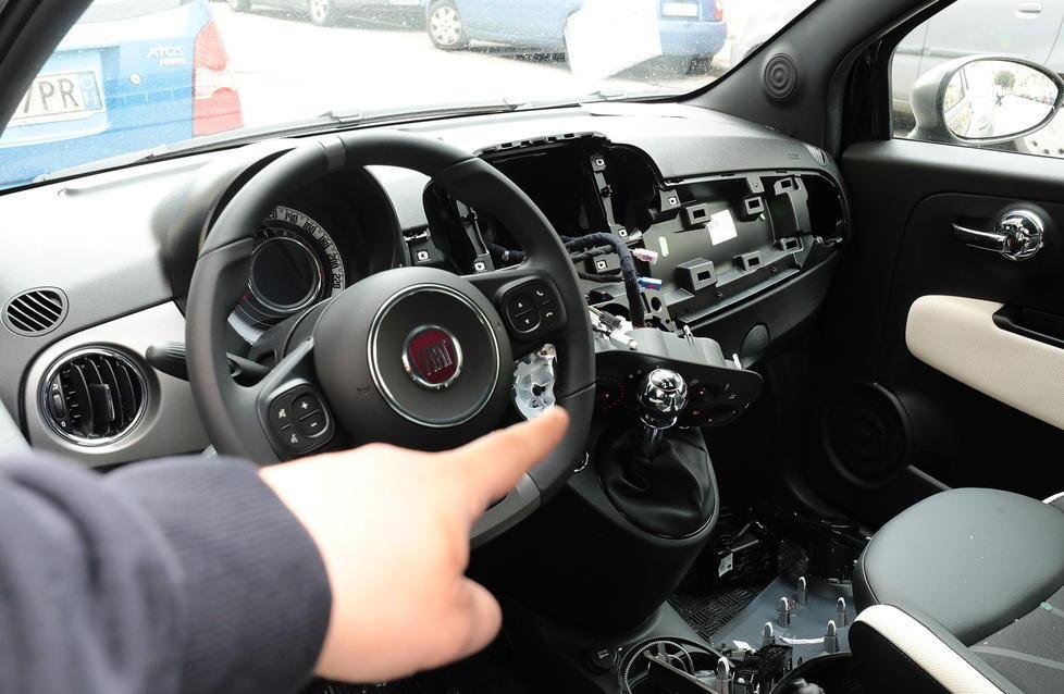 Una delle auto danneggiate in via Leonardo da Vinci (Foto Agenzia Carlo Sestini)