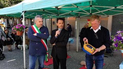Il momento dell'inaugurazione del defibrillatore