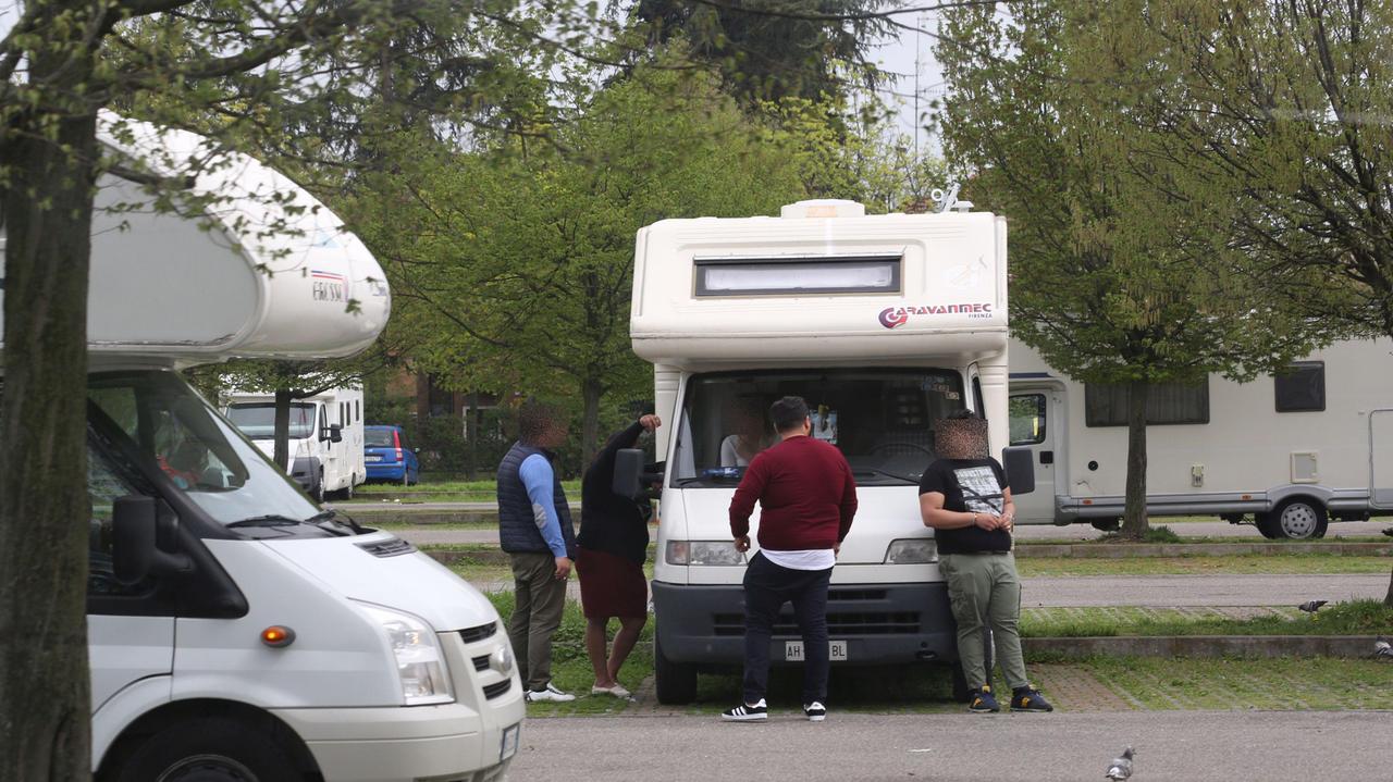 Minacciato dai nomadi del Foro Boario: «Ti bruciamo la casa»