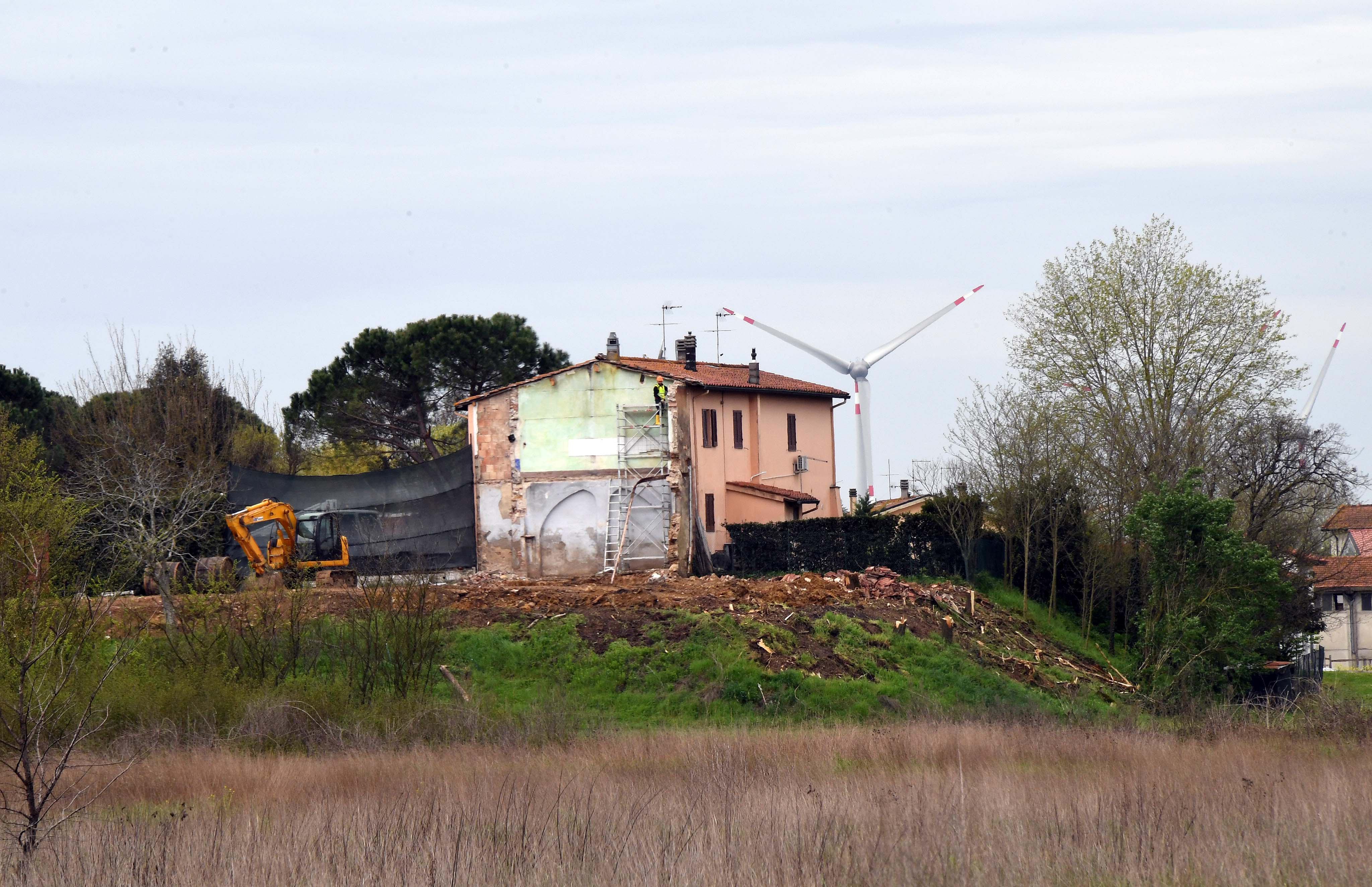 I lavori per la costruzione dell'ostello (Foto Franco Silvi)