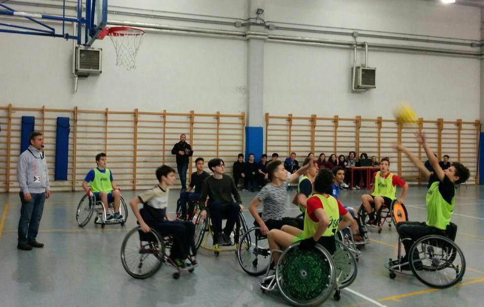 Gli studenti si sfidano a basket in carrozzina 