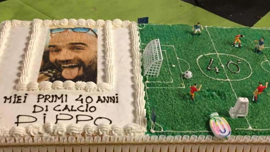 Striscioni e festa a sorpresa per i 40 anni del bomber