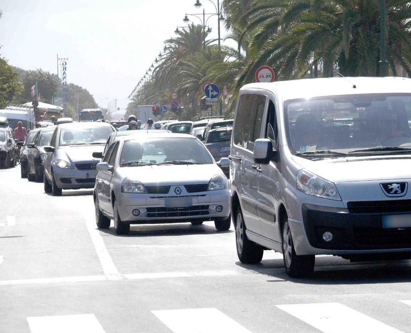 Stop ai parcheggi sui marciapiedi del viale a mare 