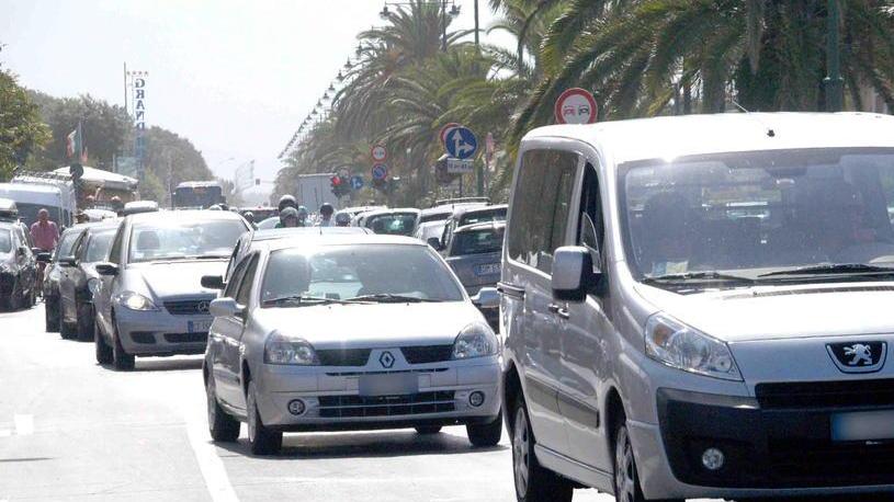 Stop ai parcheggi sui marciapiedi del viale a mare
