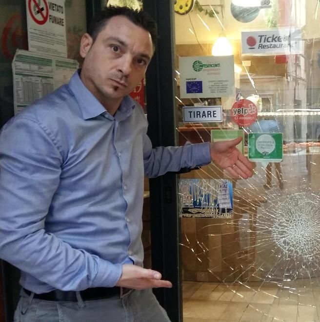 Ubriaco picchia il ristoratore 