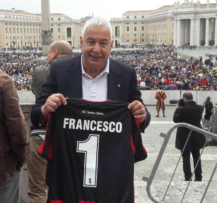Una delegazione della Lucchese regala la maglia a Papa Francesco