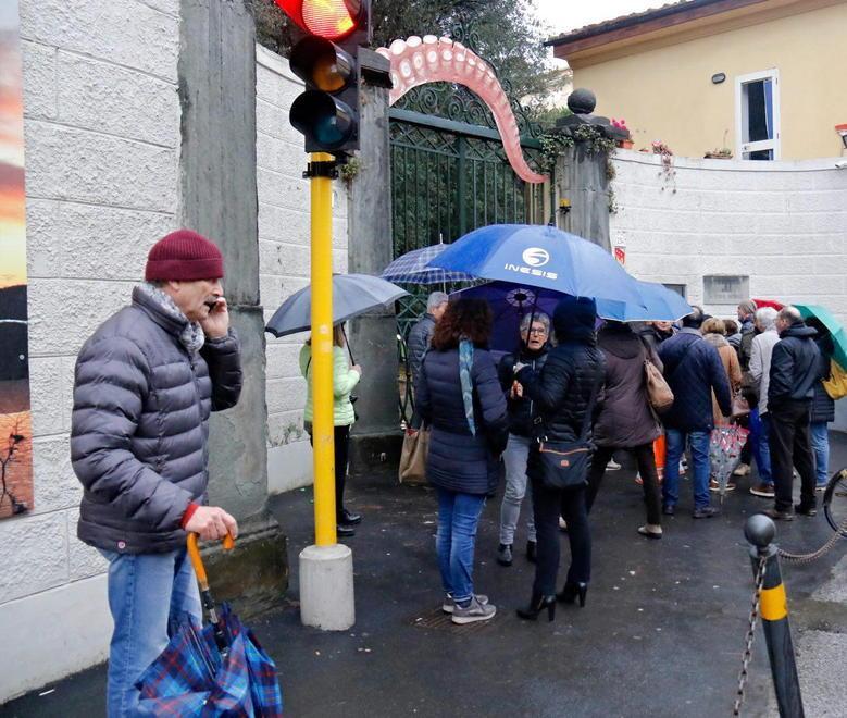 Quanta gente all’incontro con Aamps: molti restano fuori sotto la pioggia