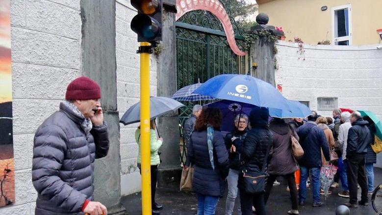 Quanta gente all’incontro con Aamps: molti restano fuori sotto la pioggia