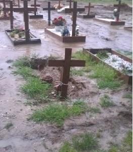 Va al cimitero del Lupi alla tomba della madre e la trova devastata 