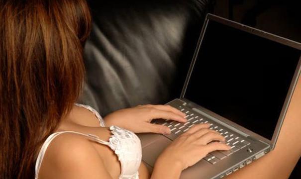 Liti e ricatti a luci rosse tra webcam girl: processo