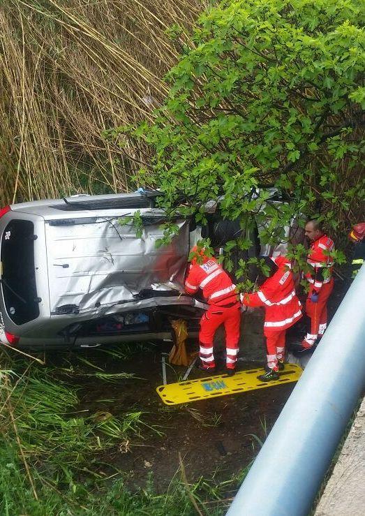 Colpo di sonno vola fuori strada e finisce in un canale 
