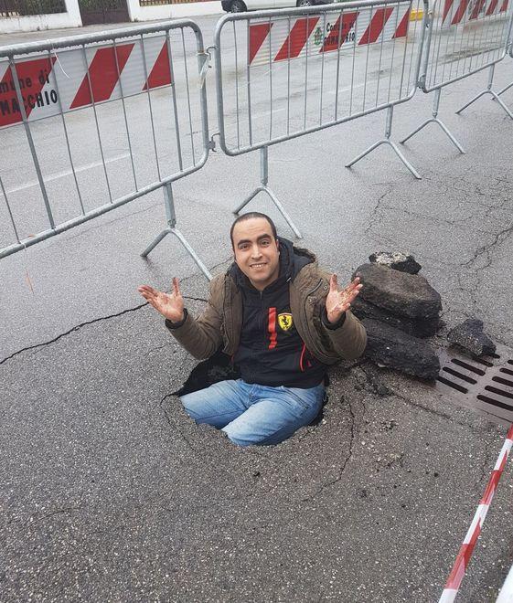Grossa buca davanti alla stazione dei carabinieri