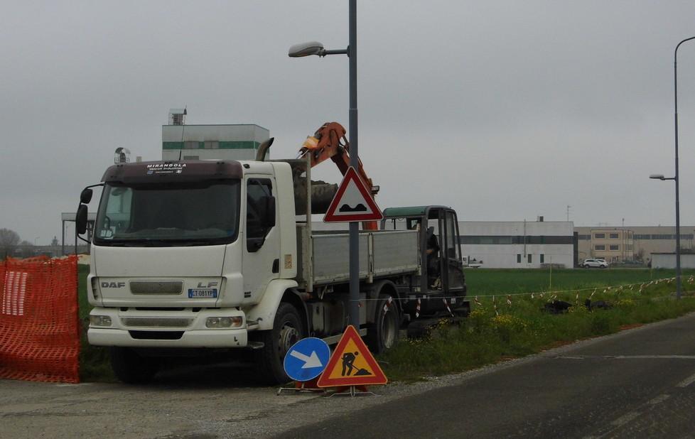 Bondeno, i lavori di pavimentazione della pista ciclabile 