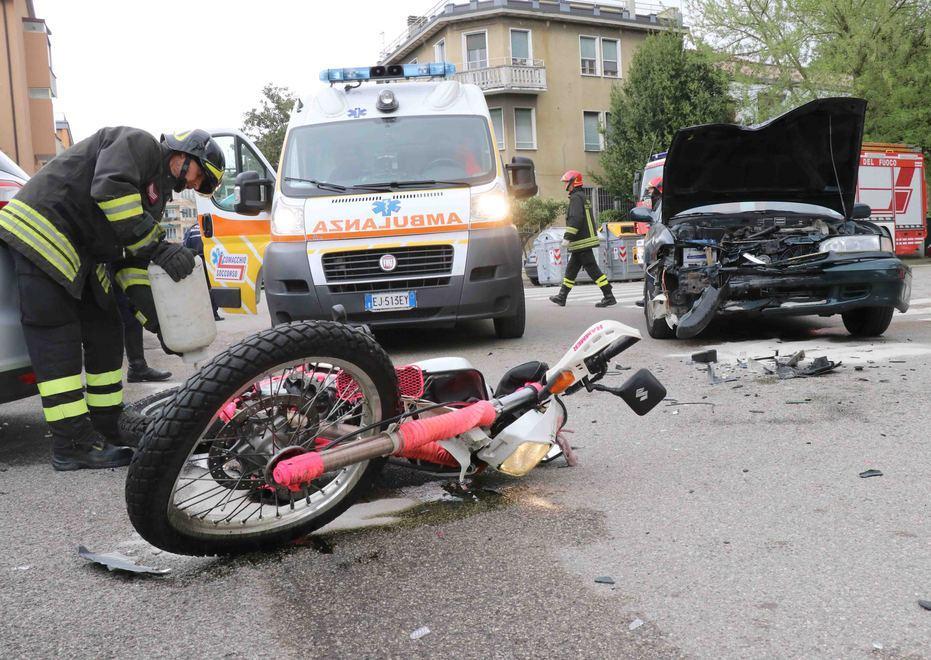 Auto e moto si scontrano, ferita una donna di 48 anni 