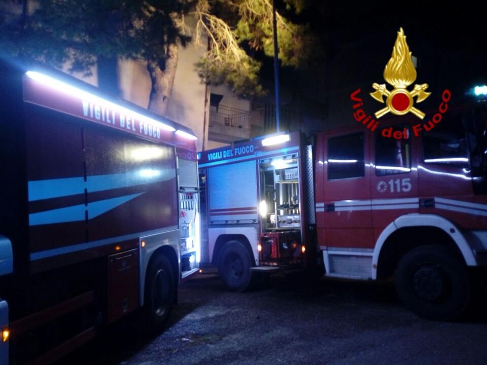 I vigili del fuoco davanti alla palazzina dove è divampato l'incendio (foto Mario Rosas)