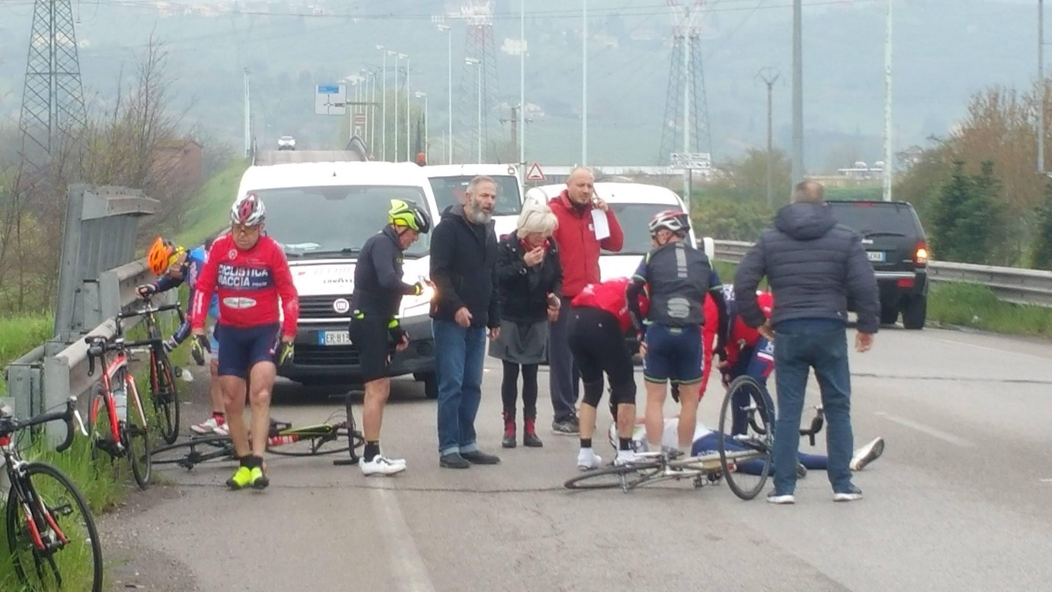I cicloamatori coinvolti nella caduta (Foto Giacomelli)