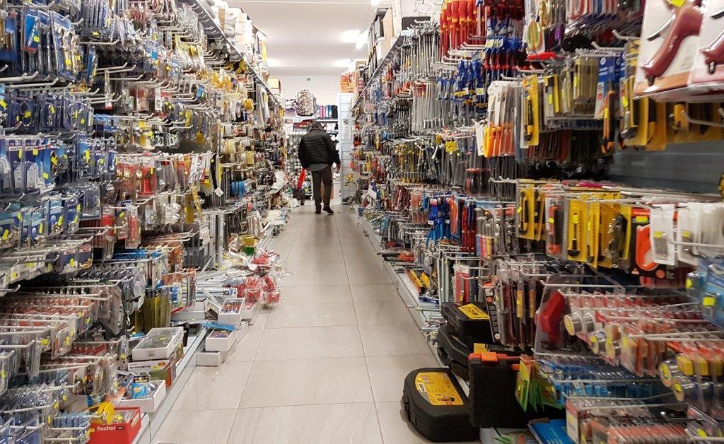 L'interno della rivendita cinese a Pratosardo (foto Massimo Locci)