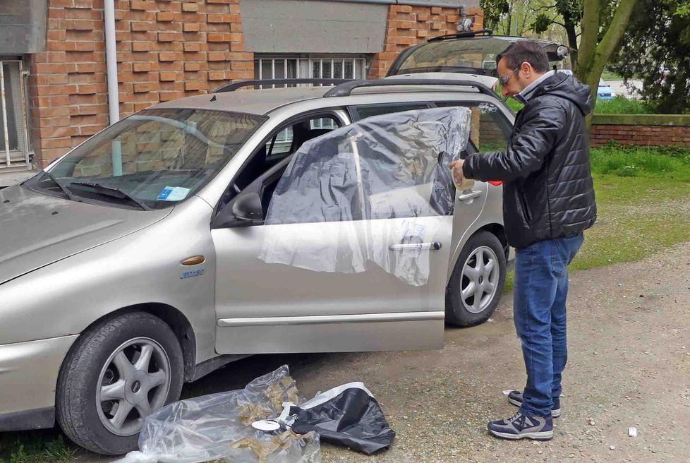 Spaccati i vetri dai ladri nella notte a decine di auto 