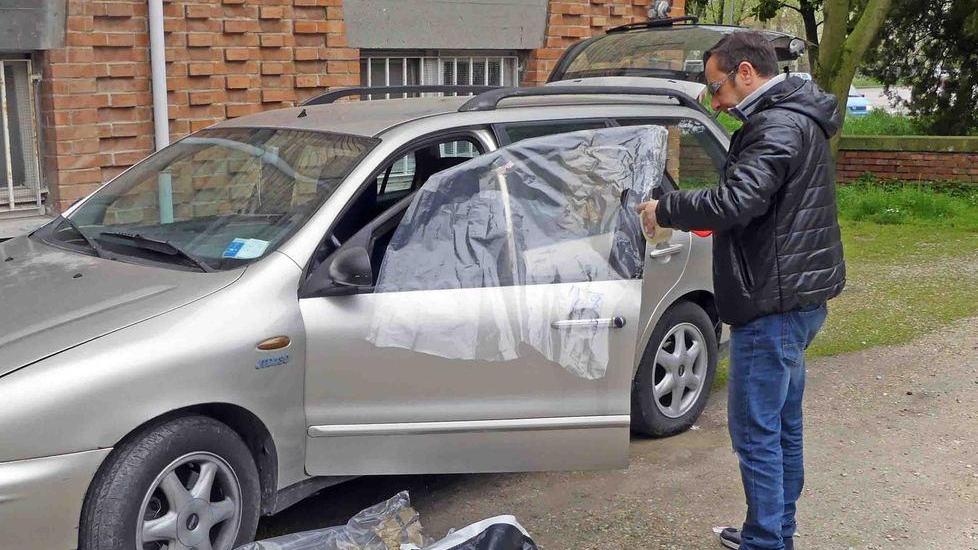 Spaccati i vetri dai ladri nella notte a decine di auto