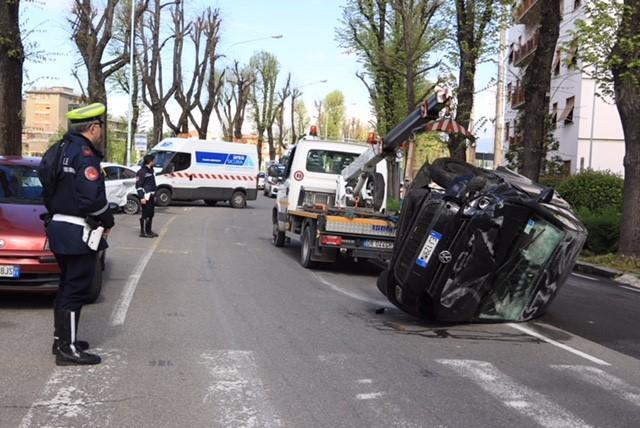 Viene rimossa l'auto ribaltata in via Firenze (Foto Sproviero - Batavia)