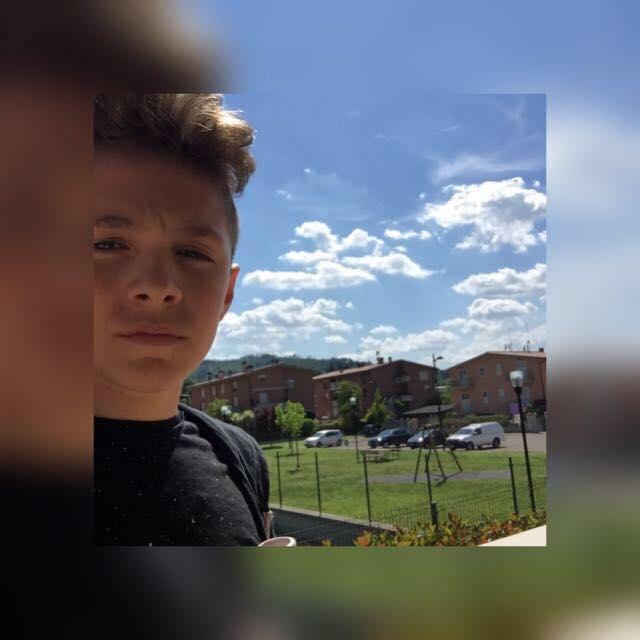 Con lo scooter contro l'auto: muore a 17 anni 