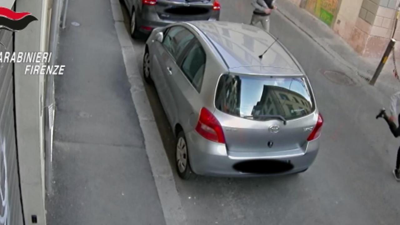 Due dei quattro giovani ritenuti responsabili dell'aggressione al giovane grossetano (fermoimmagine dal filmato diramato dai carabinieri di Firenze)