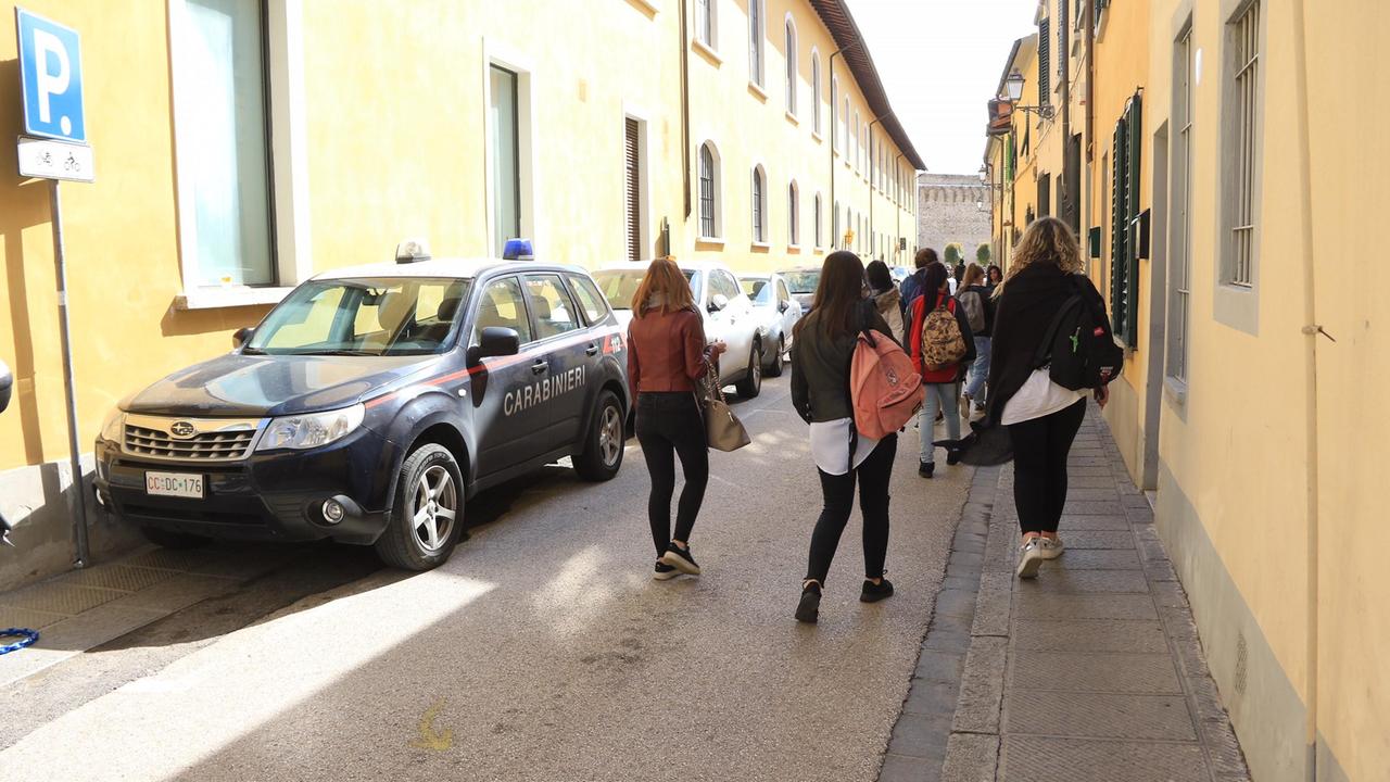 Una macchina dei carabinieri sul luogo dell'accoltellametno (Foto Sproviero - Batavia)
