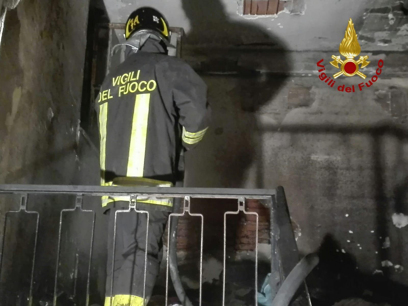 Palazzina popolare data alle fiamme, un'inquilina abusiva: "Ce l'hanno con me"
