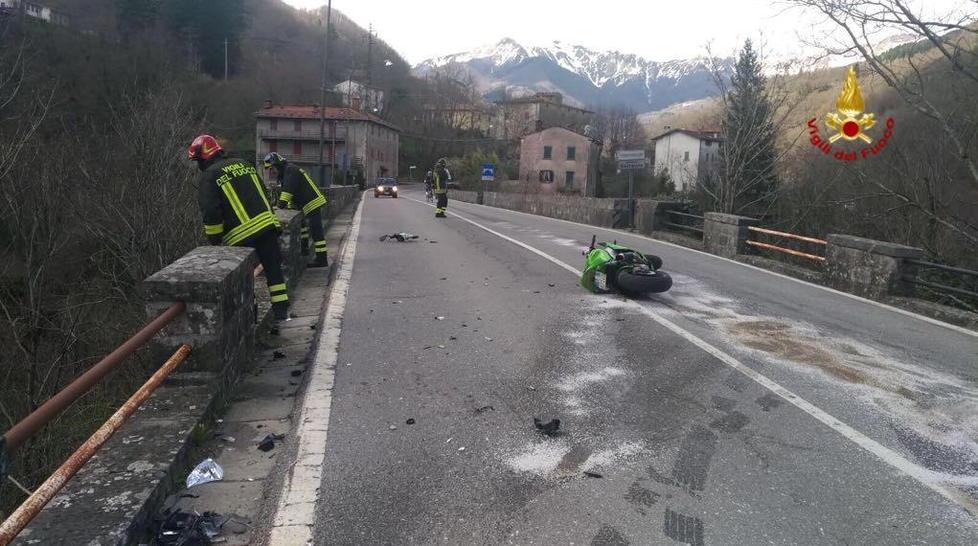Cade dal ponte, salvato da un pollaio 