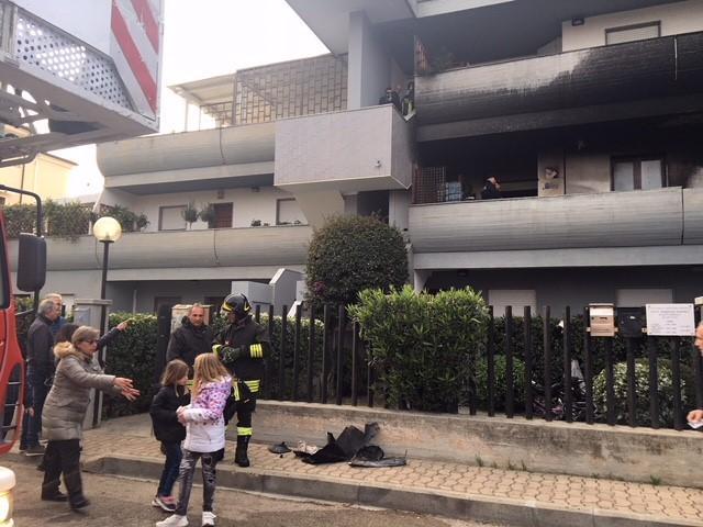 L'incendio nel palazzo di via Marmilla a Olbia (foto Vanna Sanna)