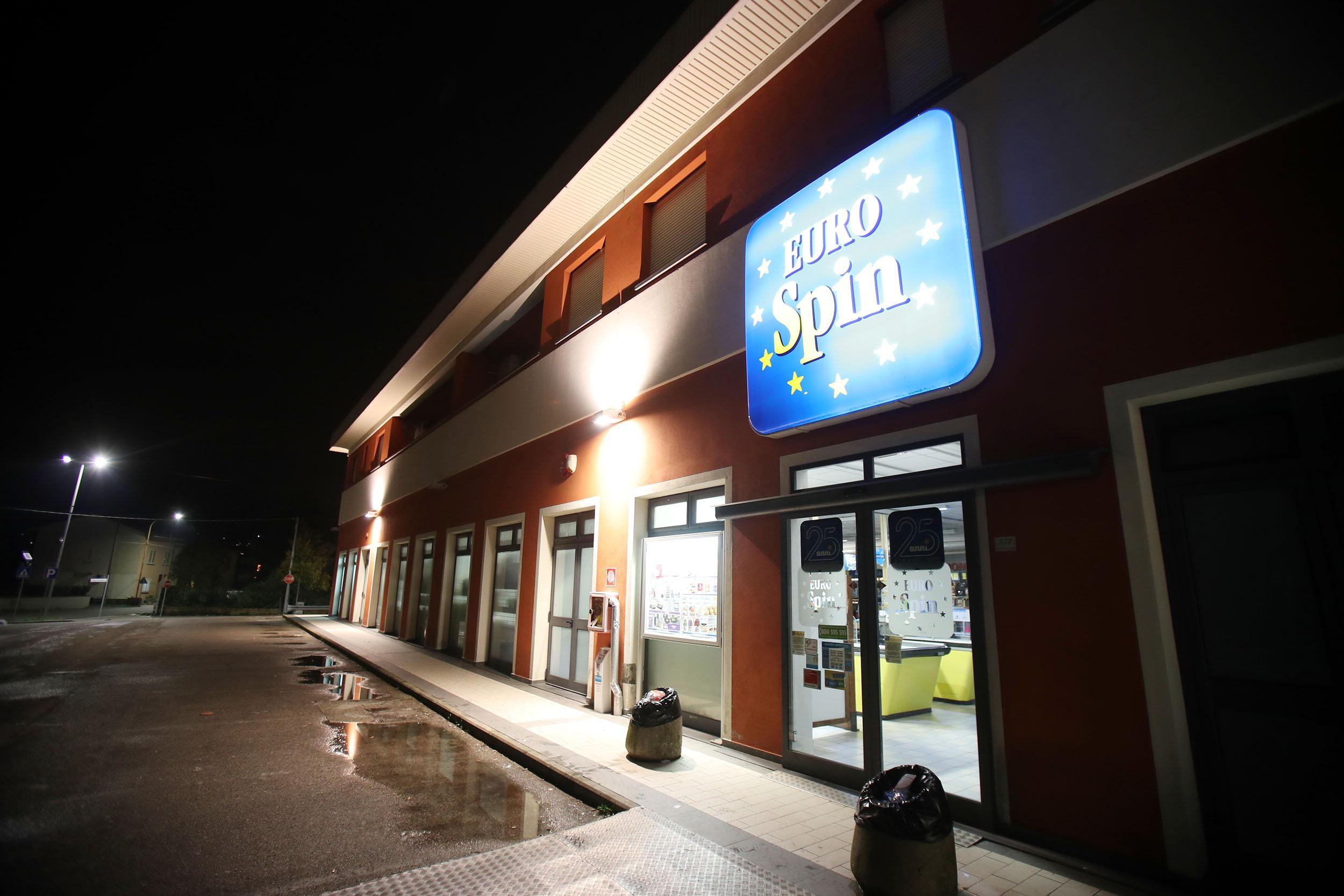 Rapina con il coltello al supermarket Eurospin di Lamporecchio