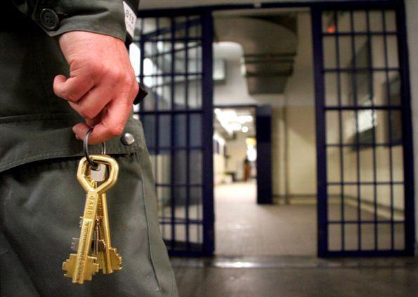 Detenuto tenta di strangolare l’ispettrice 