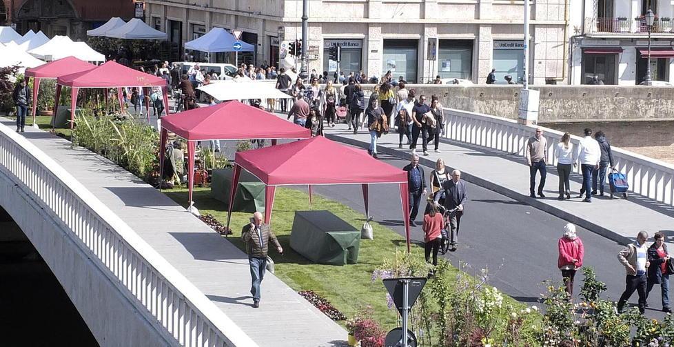 Allestimenti e stand: Ponte di Mezzo resta chiuso al traffico fino a lunedì