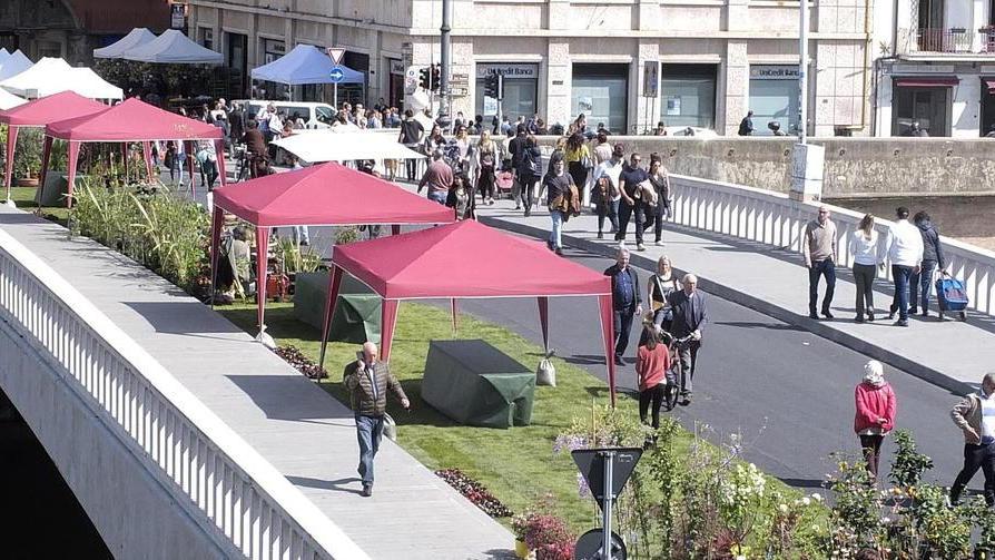 Allestimenti e stand: Ponte di Mezzo resta chiuso al traffico fino a lunedì