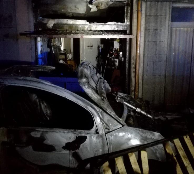 «Il bagliore, poi le fiamme» Paura in un condominio 