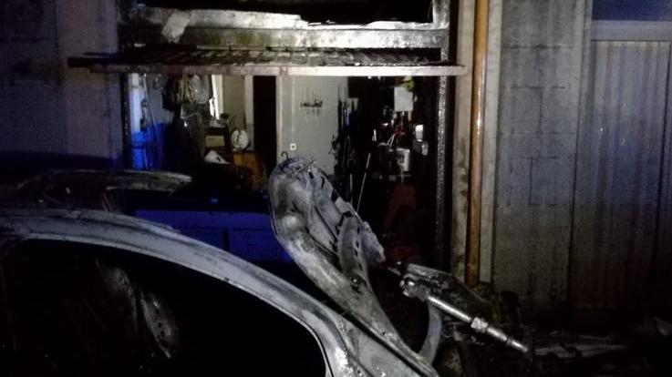 «Il bagliore, poi le fiamme» Paura in un condominio