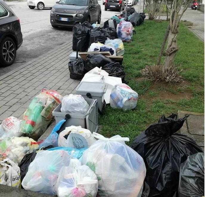 Abbandonano i rifiuti: 125 multe della Municipale 