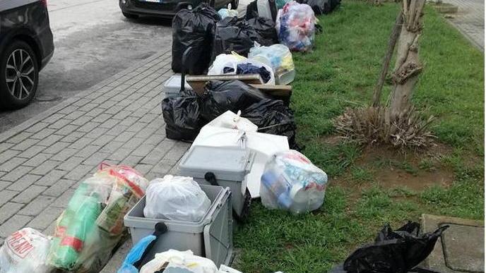Abbandonano i rifiuti: 125 multe della Municipale