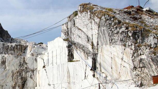 Marmo, commissione a porte chiuse