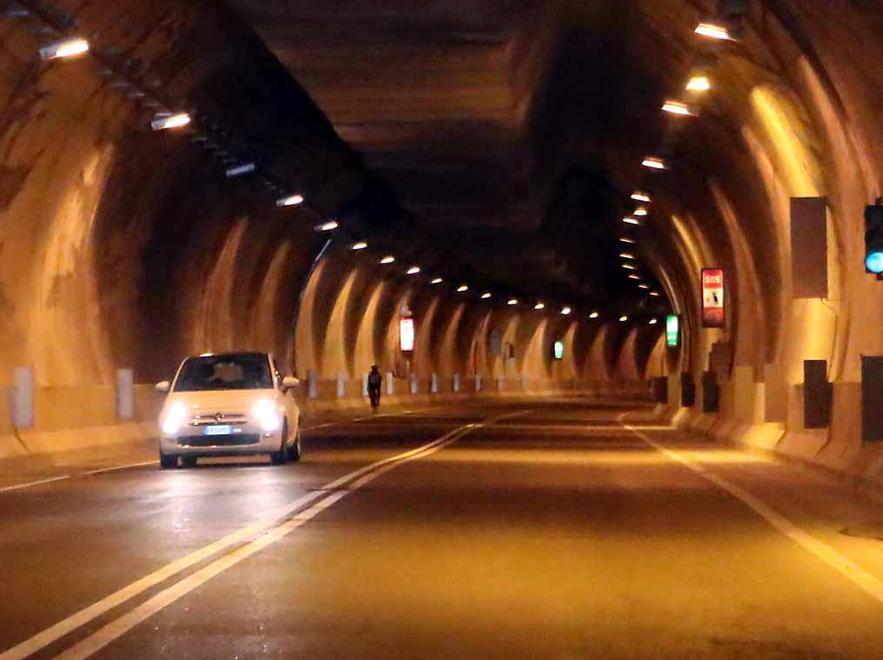 «Via dei marmi, così non va» 