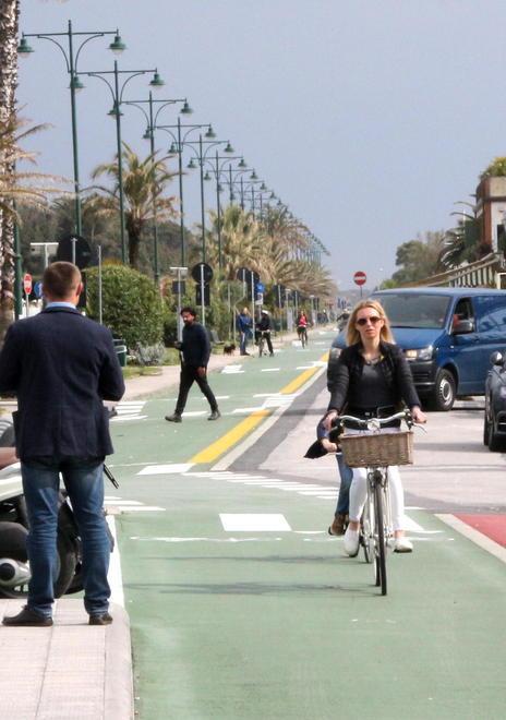 Stop alle bici fuori dalle rastrelliere scattano le multe 