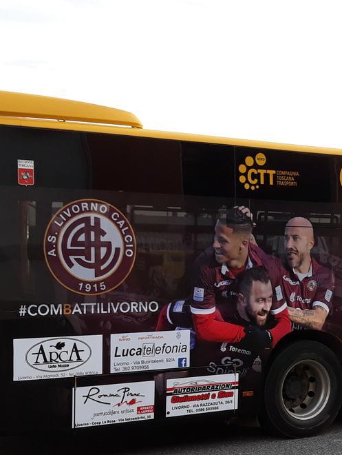 Il bus amaranto in città: combatti Livorno!