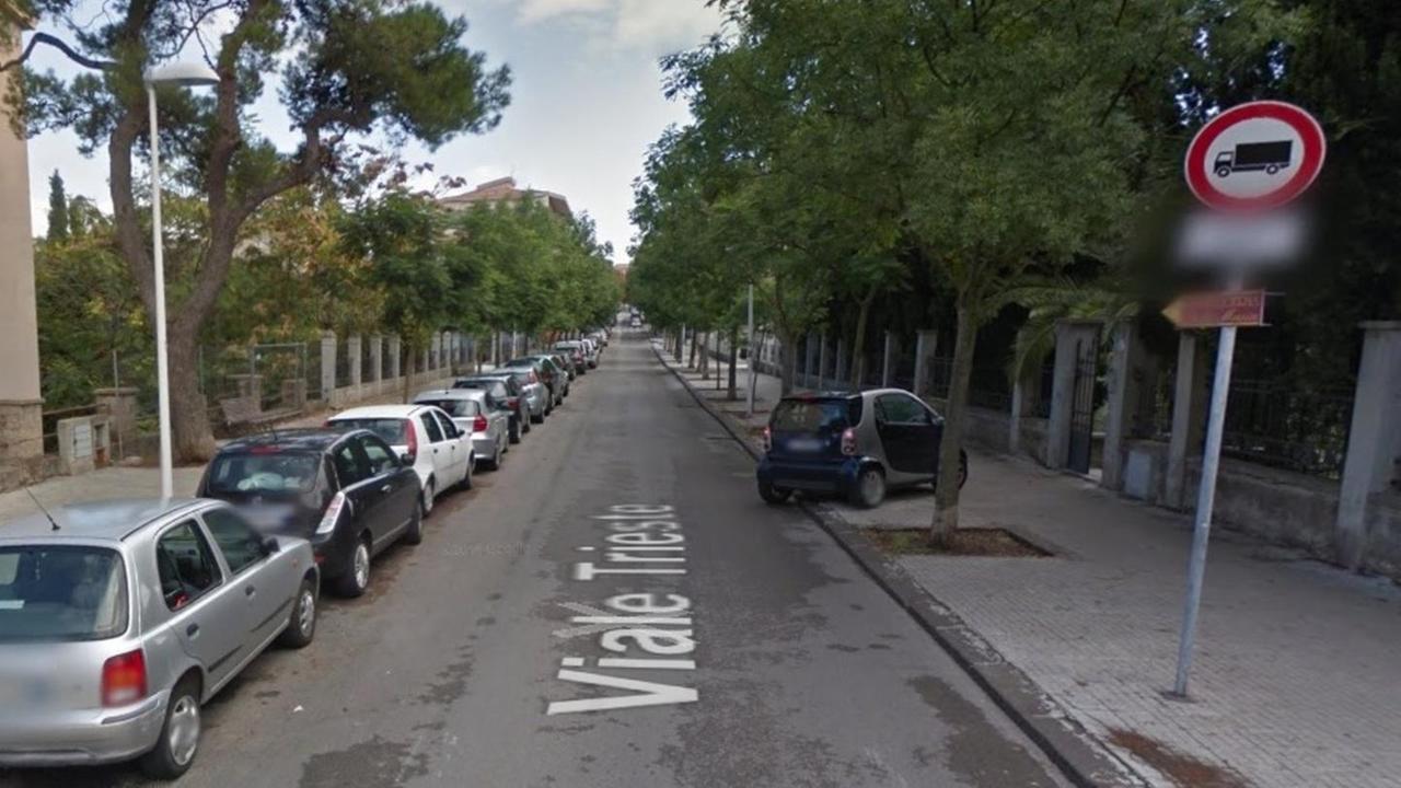 In viale Trieste ignorato il divieto per i mezzi pesanti