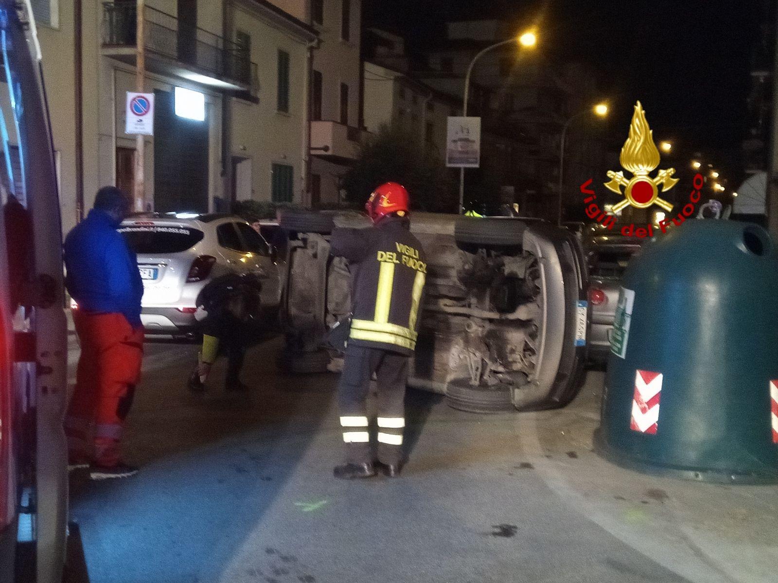 L'auto ribaltata in via del Castagno