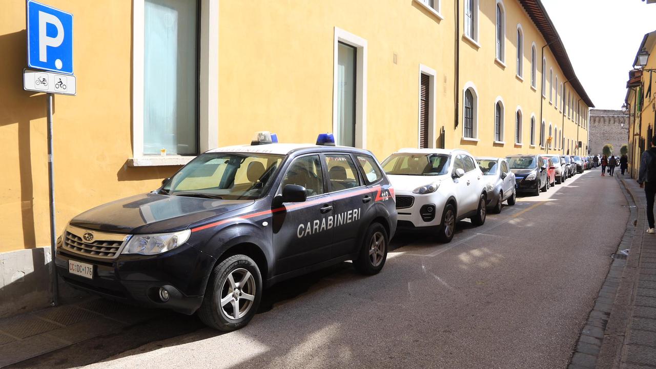 Un'auto dei carabinieri in via Puccetti dove è avvenuto il litigio tra padre e figlio