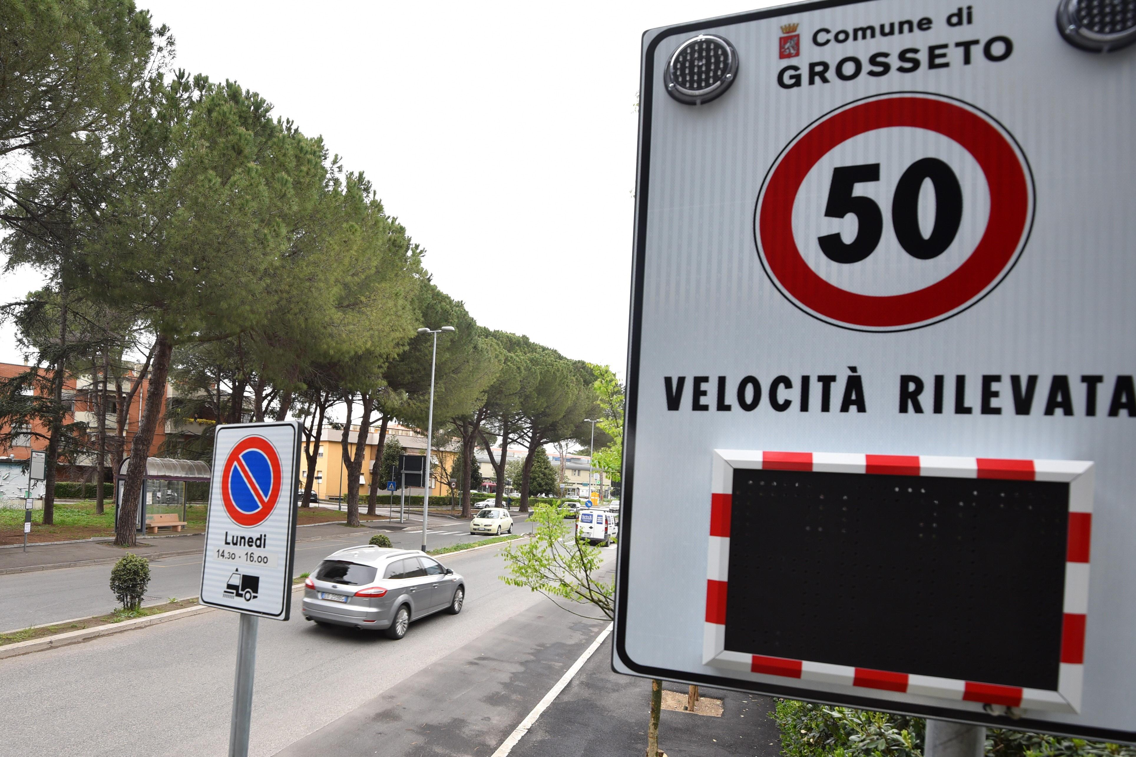 Il nuovo pannello elettronico che rileva la velocità in via Uranio (Foto Bf) 