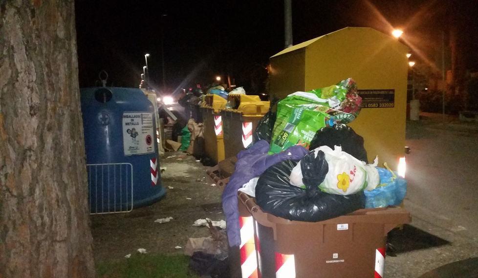 Spazzatura abbandonata in via Corrao ed in Darsena