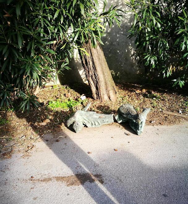 Rubata e distrutta la statua dei caduti 