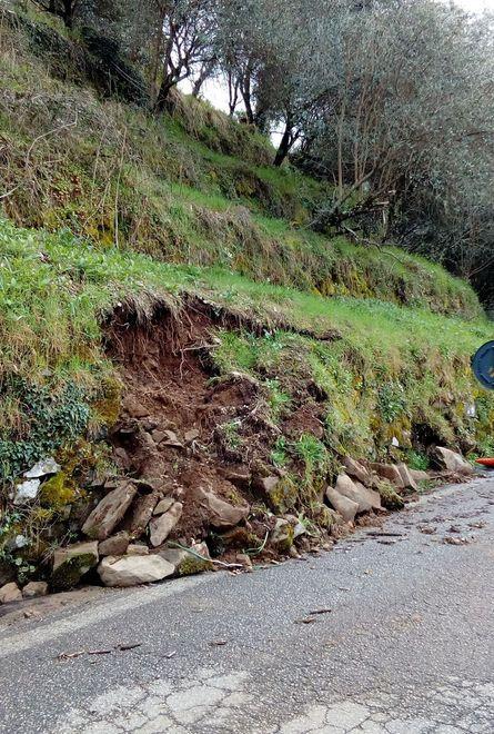 Muri a rischio cedimento lungo la strada provinciale 55