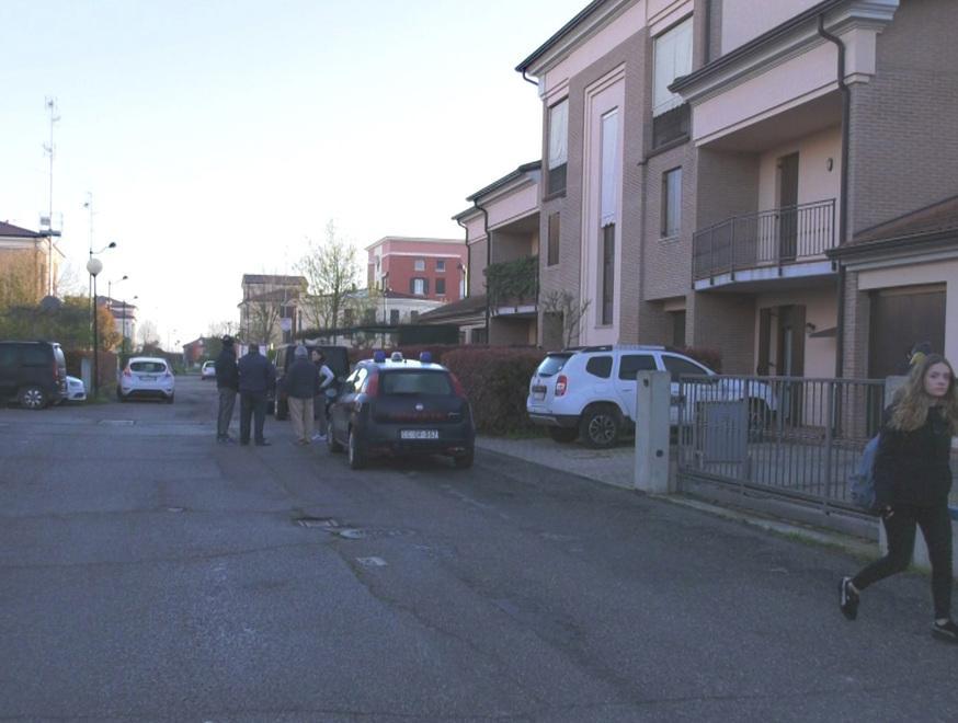 Accoltella la moglie nel sonno poi tenta il suicidio: arrestato 